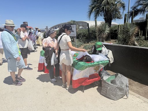 Câteva sute de opozanţi ai Iranului s-au strâns în faţa stadionului Sofi din Los Angeles, înaintea meciului cu Noua Zeelandă - VIDEO