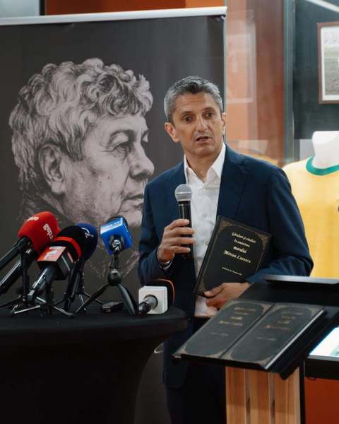 “Mircea Lucescu, legenda care nu apune!” Dinamo a oferit familiei Lucescu o carte de condoleanţe la care a contribuit comunitatea dinamovistă