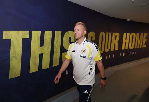 Dirk Kuyt, fost atacant al echipei Liverpool, a fost numit antrenor secund la Fenerbahçe