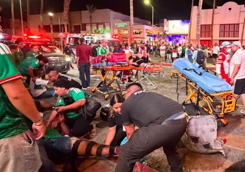 O maşină a intrat în mulţimea de suporteri mexicani la Cabo San Lucas. Mai multe persoane au fost rănite  - VIDEO