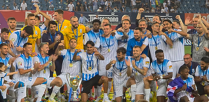 Universitatea Craiova, supercampioana României, a primit trofeul. Imagini cu bucuria oltenilor - VIDEO