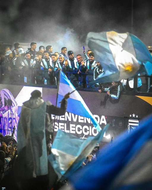 Cupa Mondială 2026: Mii de persoane i-au întâmpinat pe vicecampionii argentinieni la Buenos Aires. Messi nu a revenit cu echipa - VIDEO
