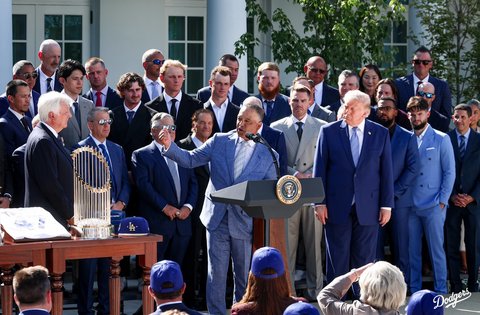 MLB: Jucătorii echipei LA Dodgers au vizitat Casa Albă şi i-au oferit preşedintelui Trump un inel de campion al World Series