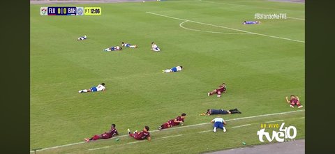 Fotbalul şi albinele nu fac casă bună. Un meci de tineret întrerupt în Brazilia, după ce un roi uriaş de albine a ajuns în teren - FOTO, VIDEO