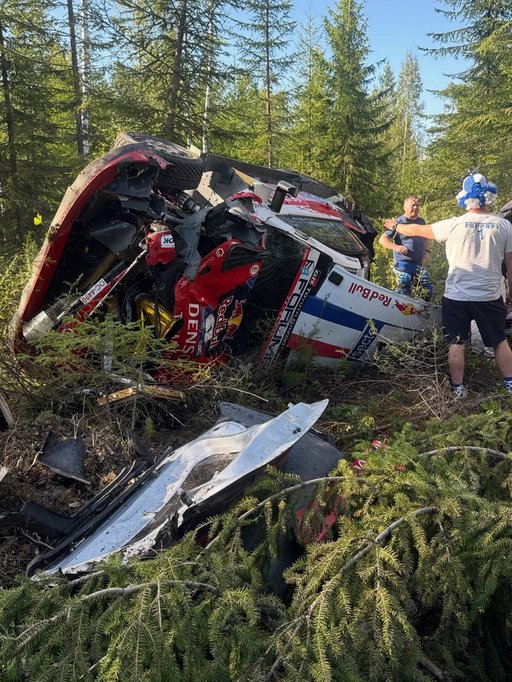 Raliu: Ieşire violentă de pe traseu în Finlanda pentru Sébastien Ogier. Francezul, conştient, a fost transportat cu elicopterul