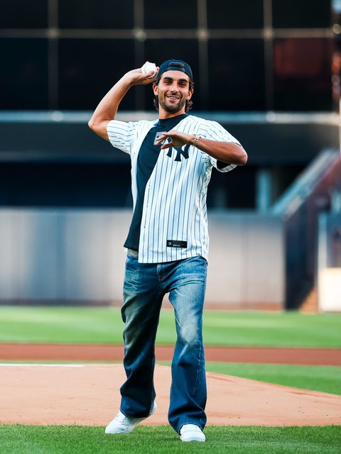 Eroul Cupei Mondiale la fotbal, spaniolul Ferran Torres, a aruncat prima minge la un meci de baseball pe Yankee Stadium - VIDEO
