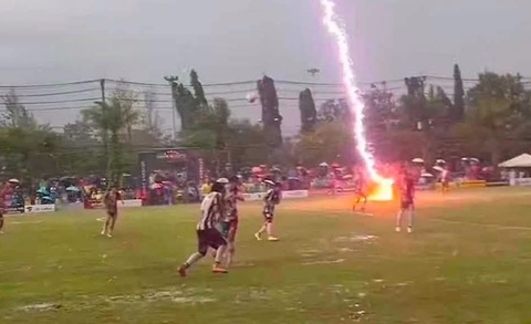 Tragedie în fotbalul thailandez: Un jucător a murit lovit de fulger în timpul unui meci - VIDEO
