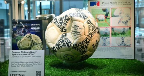 Fotbal: mingea folosită la „mâna lui Dumnezeu” va fi scoasă la licitaţie. Ce sumă uriaşă se aşteptă să fie obţinută din vânzare
