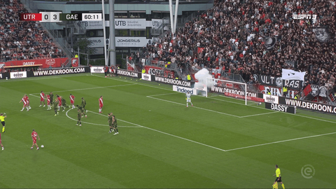 Fotbal: artificii, obiecte aruncate pe teren… Un meci din campionatul olandez a fost întrerupt definitiv - VIDEO