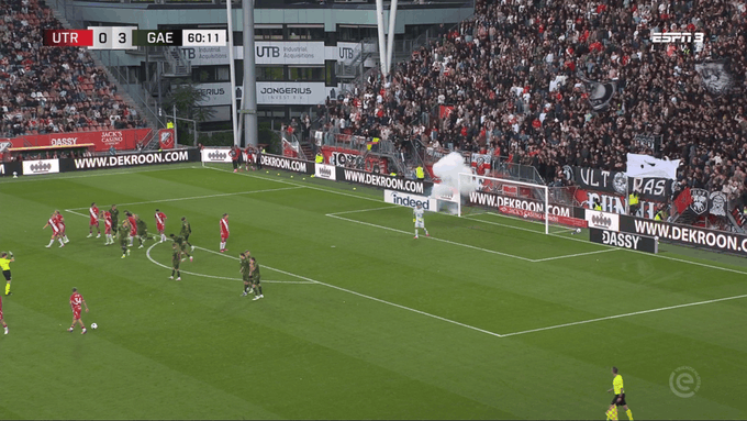 Fotbal: artificii, obiecte aruncate pe teren… Un meci din campionatul olandez a fost întrerupt definitiv - VIDEO