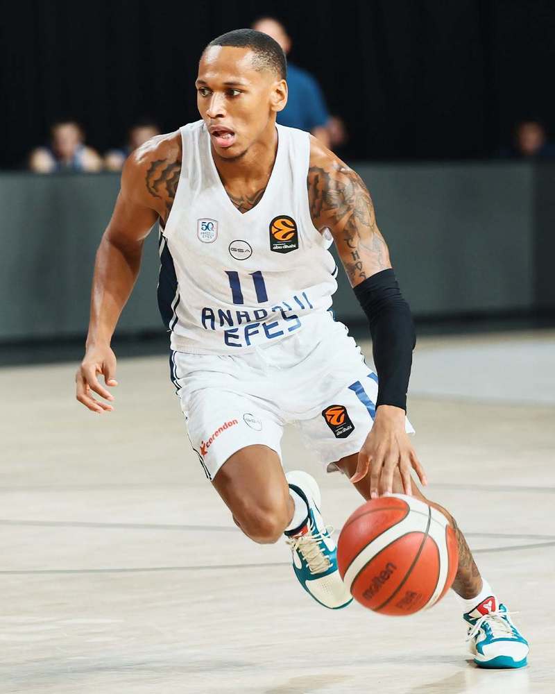 Baschet masculin: Anadolu Efes Istanbul - U BT Cluj, scor 87-69, în meci amical la Gloria Cup, de la Istanbul