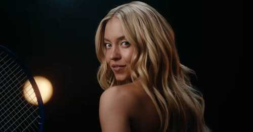 „O jignire pentru toate femeile”: actriţa Sydney Sweeney se află în centrul unei polemici pentru că a sexualizat sportul într-o reclamă foarte îndrăzneaţă - VIDEO