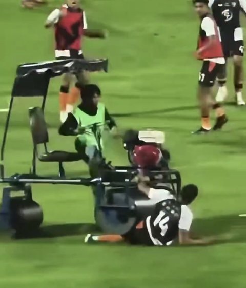 „Credeam că s-a terminat pentru mine”: mărturia lui Andros Townsend, care a fost lovit de un tăvălug pentru gazon în timpul încălzirii la un meci în Thailanda - VIDEO
