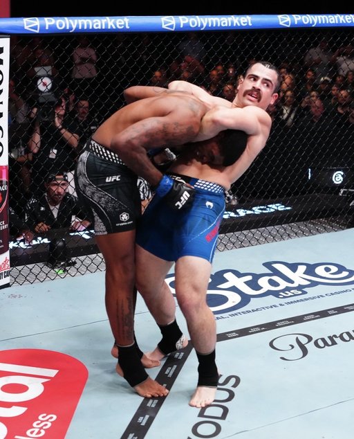 UFC: După 57 de secunde de luptă, poliţistul Luis Hernandez l-a dominat pe fostul deţinut Sedriques Dumas - VIDEO