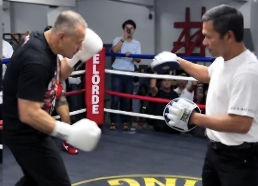 Fost boxer amator, preşedintele Poloniei s-a antrenat în ring cu marele campion Manny Pacquiao, în timpul vizitei în Filipine - VIDEO