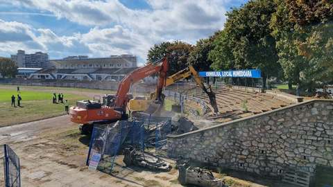 A început demolarea stadionului Corvinul. Termenul de finalizare a lucrărilor este de 6 luni