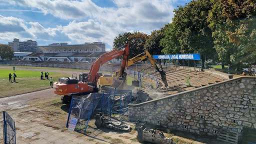 A început demolarea stadionului Corvinul. Termenul de finalizare a lucrărilor este de 6 luni