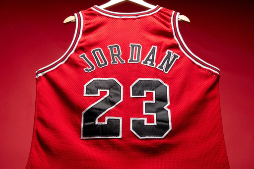 Baschet – NBA: Un tricou de joc al lui Michael Jordan a fost vândut cu 14 milioane de dolari