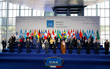 Şefii de stat şi de guverne fac o poză de familie în deschiderea G20, la Roma; cartierul reuniunii, transformat în ”buncăr”; peste 5.000 de poliţişti, carabinieri şi militari, mobilizaţi; mii de oameni, aşteptaţi la manifestaţii