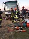 Timiş: Autobuz cu 20 de persoane, implicat într-un accident rutier; un om a murit şi cinci au fost răniţi. FOTO