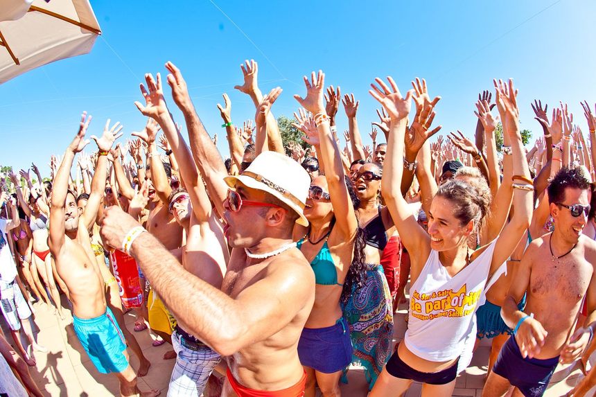 COMUNICAT DE PRESĂ: Vara asta te asteapta festivalurile pe plaja? Iata cum sa te pregatesti!
