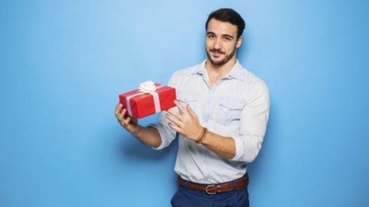 COMUNICAT DE PRESĂ: Cum sa surprinzi placut un barbat si secretul cadoului perfect