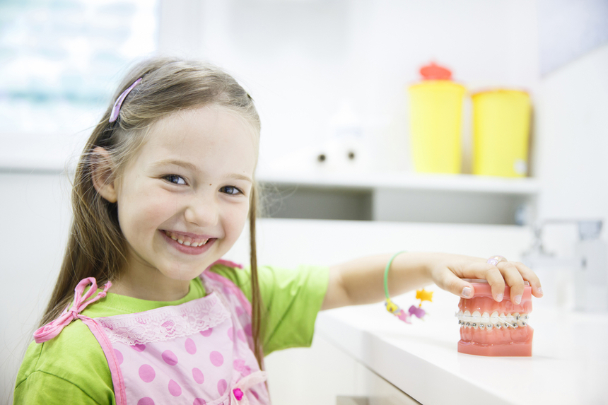 COMUNICAT DE PRESĂ: Studiu: 8 din 10 parinti romani aleg aparatele dentare invizibile pentru copiii lor. Afla AICI care sunt beneficiile