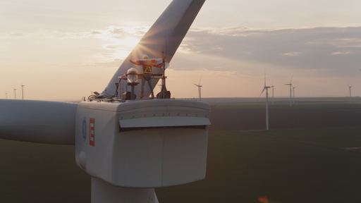COMUNICAT DE PRESĂ: EXPERIENTA in premiera la nivel mondial: Primul DJ care mixeaza de pe o turbina eoliana, la 100 metri inaltime