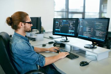 COMUNICAT DE PRESĂ: Programator de succes în mai puţin de 6 luni şi câştiguri pe măsură - realitate sau mit?