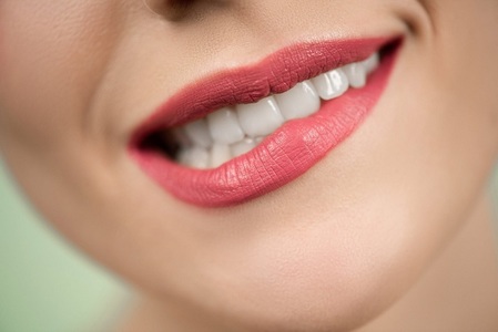 COMUNICAT DE PRESĂ: Pretul implantului dentar te-a facut sa amani tratamentul? Iata de ce NU ar mai trebui sa astepti