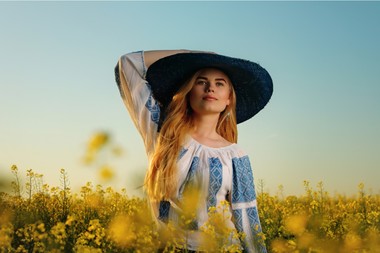 COMUNICAT DE PRESĂ: 5 SFATURI pentru a reusi sa combini FABULOS portul popular cu stilul modern