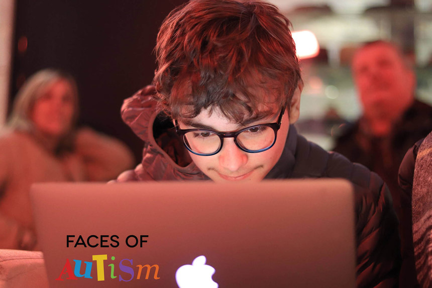 David Stescu, un fotograf de 15 ani, prezintă publicului prima expoziţie offline din cadrul proiectului său Faces of Autism