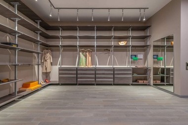 COMUNICAT DE PRESĂ: Ai prea multe haine in garderoba? Iata cum poti invata sa iti compartimentezi dressing-ul!