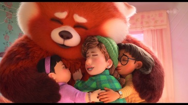 „Turning Red / Roşu aprins” un film distractiv educativ despre relaţia mamă-fiică, un roller-coaster emoţional