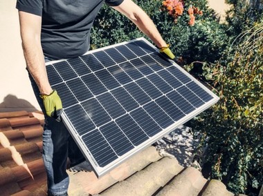 COMUNICAT DE PRESĂ: Energie sustenabilă? Află care sunt avantajele şi dezavantajele panourilor solare