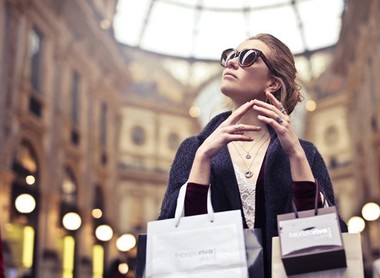 COMUNICAT DE PRESĂ: Ţinuta casual elegantă: 5 surse de inspiraţie pentru viaţa de zi cu zi