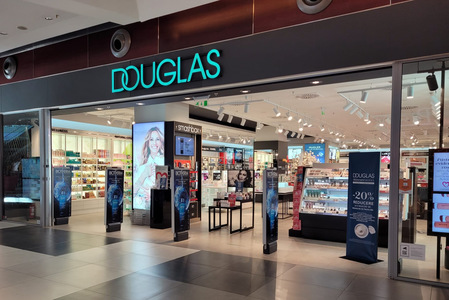 DOUGLAS deschide trei magazine noi în România