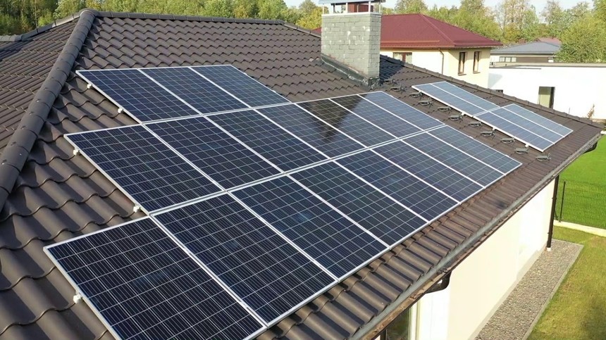În timp ce curentul se scumpeşte, producţia de energie solară a crescut anul acesta în România