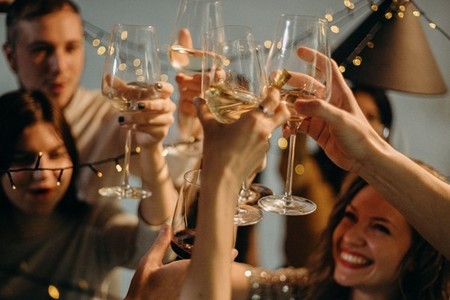 COMUNICAT DE PRESĂ: Vrei să organizezi o petrecere pentru ziua de naştere a partenerei tale? Top 5 aspecte importante
