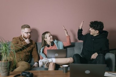 COMUNICAT DE PRESĂ: Ai nevoie de un computer? Află 3 motive pentru care un laptop refurbished reprezintă cel mai bun raport preţ calitate