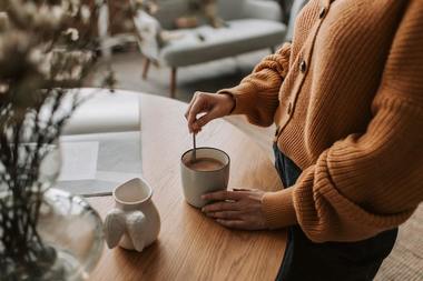 Aparatul de cafea cu capsule – ce avantaje oferă acesta şi care sunt motivele pentru care trebuie să îl ai?