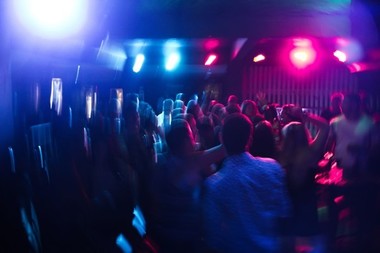 COMUNICAT DE PRESĂ: Eşti bărbat şi vrei să ieşi în club? Uite 4 idei de ţinute pe care să le abordezi!

