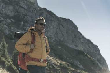 Ochelarii de soare, accesoriul esenţial când practici sport în aer liber