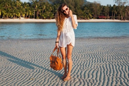 COMUNICAT DE PRESĂ: Stilul călătorului: 5 outfit-uri cu sandale perfecte pentru orice vacanţă