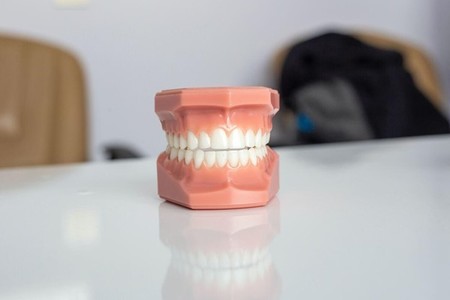 COMUNICAT DE PRESĂ: Diferenţe între implanturile dentare şi protezele dentare: O analiză comparativă a soluţiilor de înlocuire a dinţilor lipsă