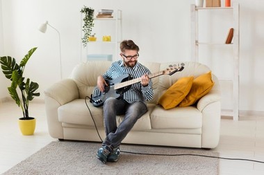 COMUNICAT DE PRESĂ: De la Cursuri Online la Echipamente de Studio: Cadouri Pentru susţinere Dezvoltării Talentului de Chitarist