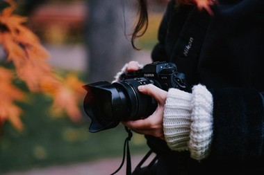 COMUNICAT DE PRESĂ: Cum să-ţi creezi o ţinută perfectă pentru o şedinţă foto de toamnă?