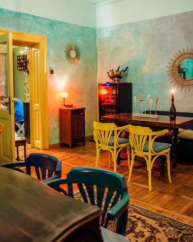 O poveste noua despre branza si vin intr-o casa din Bucuresti,cu un aer exotic 