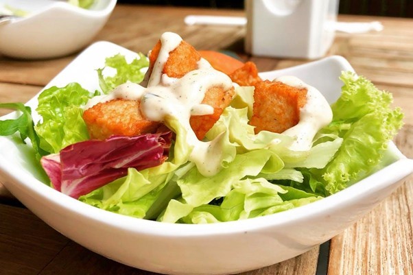 COMUICAT DE PRESĂ: 5 reţete delicioase de salate pe care le poţi încerca primăvara aceasta