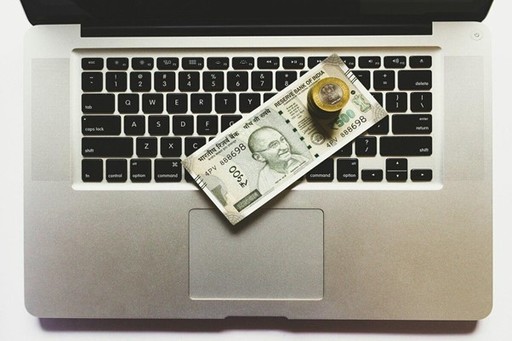 COMUNICAT DE PRESĂ: Nu ştii dacă să optezi pentru un credit online rapid în locul celui tradiţional? Află care sunt avantajele şi dezavantajele!